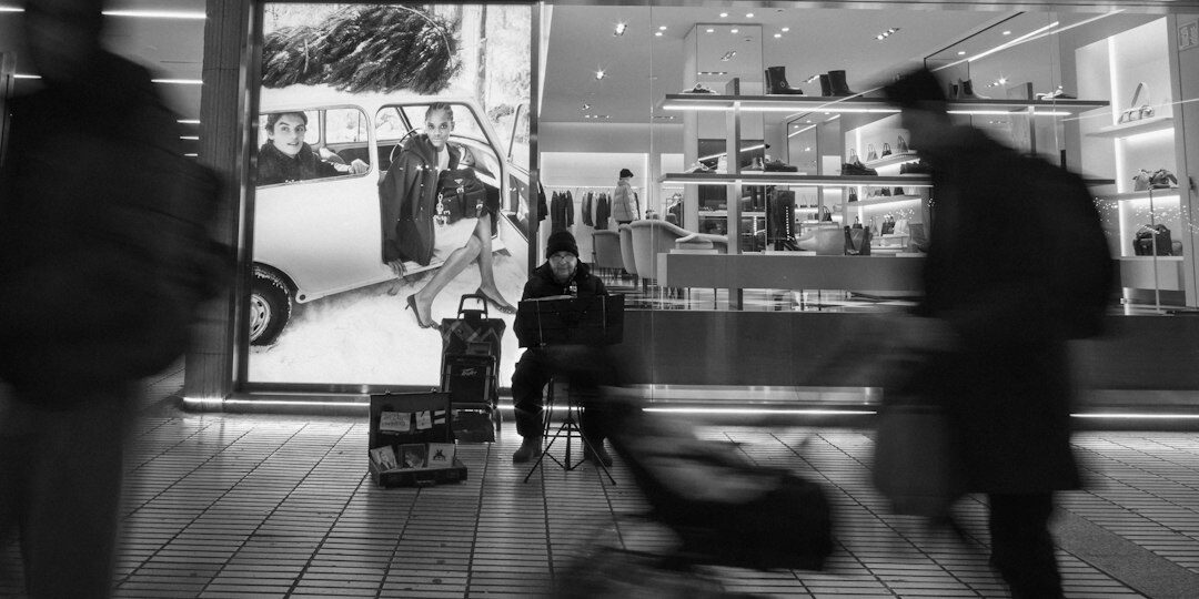 store detective watching shopper