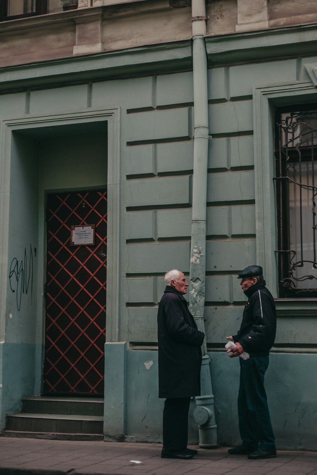 detective talking to manager